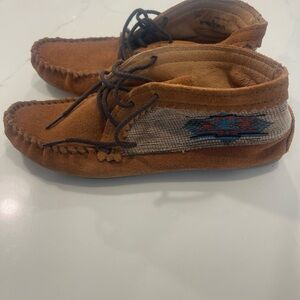 Minnetonka Women's Moccasins - Tan with Blue Accents